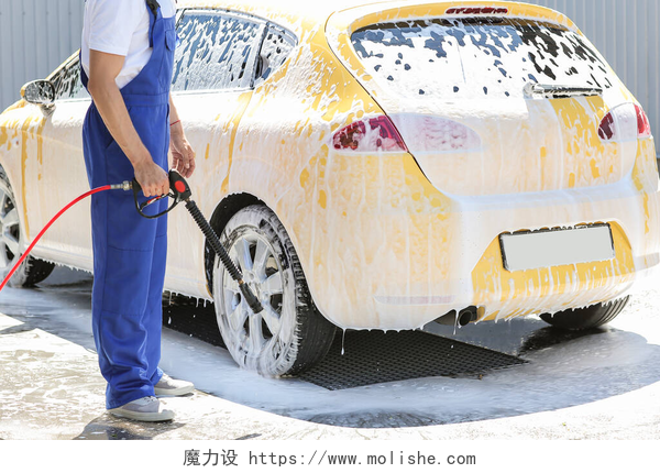 洗车工人清洗黄色汽车洗车工人清洗现代汽车